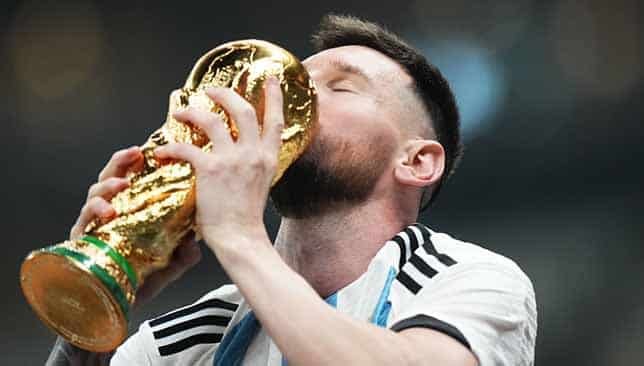 ليونيل ميسي يرفع كأس العالم 2022 (غيتي)