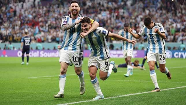 جوليان ألفاريز وليونيل ميسي (غيتي)