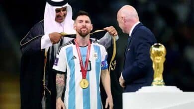 ليونيل ميسي والبشت القطري (غيتي)