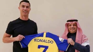 كريستيانو رونالدو ورئيس النصر السعودي مسلي آل معمر (غيتي)