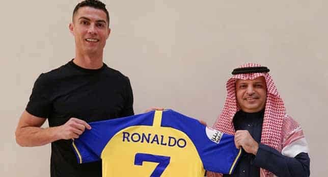 كريستيانو رونالدو ورئيس النصر السعودي مسلي آل معمر (غيتي)