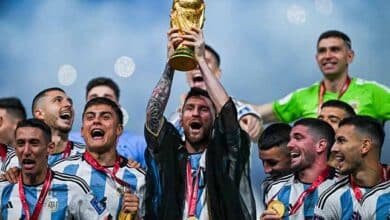 بشت ميسي. ليونيل ميسي يرتدي البشت القطري بشت ميسي (غيتي)