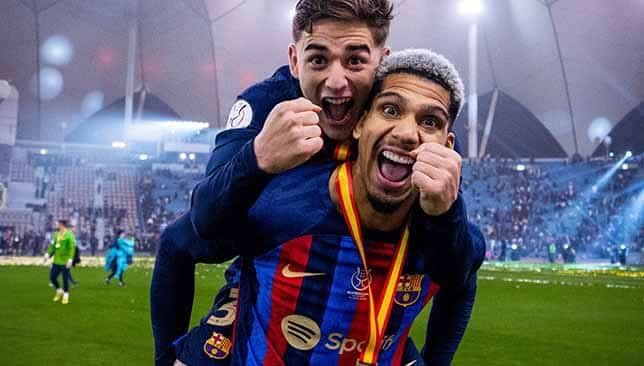 لاعبا برشلونة رونالد أراوخو وبابلو جافي (غيتي)