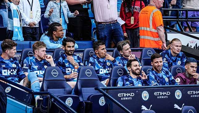 دكة احتياط مانشستر سيتي بيب جوارديولا ضد تشيلسي (غيتي)