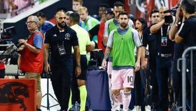 ليونيل ميسي وحارسه الشخصي ياسين شيوكو (غيتي)