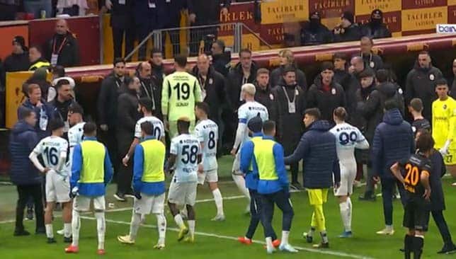 انسحاب مفاجئ في الدوري التركي: مباراة غلطة سراي وأضنة ديميرسبور تتوقف في الدقيقة 33