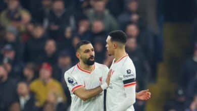 محمد صلاح وأليكسندر آرنولد (غيتي)