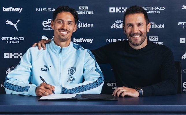 تيجاني رايندرز والمدير الرياضي لمان سيتي هوجو فيانا