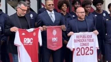 ديدييه بوديمبو، وزير الرياضة والترفيه في جمهورية الكونغو الديمقراطية، خلال حفل تقديم اتفاقية الرعاية مع نادي موناكو (غيتي)
