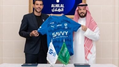 ثيو هيرنانديز ورئيس الهلال فهد بن نافل (غيتي)