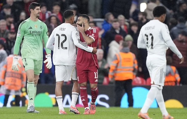 ترينت ألكسندر أرنولد ومحمد صلاح (غيتي)