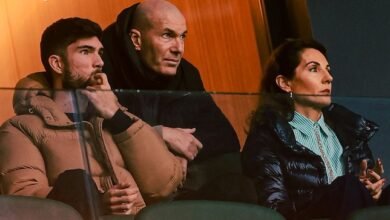 إلياس زيدان رفقة والده زيدن الدين زيدان، ووالدته في متابعة لوكا زيدان مع منتخب الجزائر بكأس الأمم الأفريقية 2025 بالمغرب (غيتي)