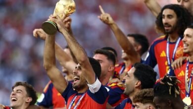 لاعب الوسط الإسباني رودري يحمل لقب كأس العالم 2026 (غيتي)