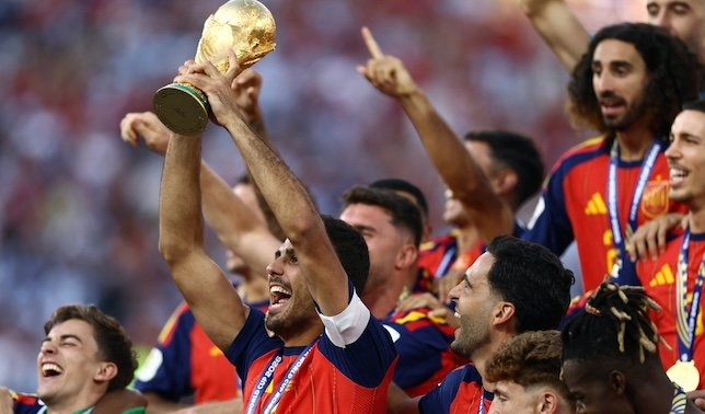 لاعب الوسط الإسباني رودري يحمل لقب كأس العالم 2026 (غيتي)